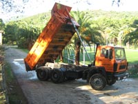 Kamion za utovar i istovar tereta